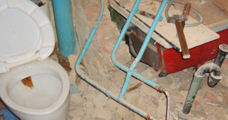 Профессиональный демонтаж перегородки ванной и туалета в Сасово - от 575 рублей